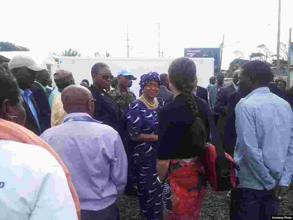 La presidenta de Liberia en la inauguración de la unidad de tratamiento del ébola. 