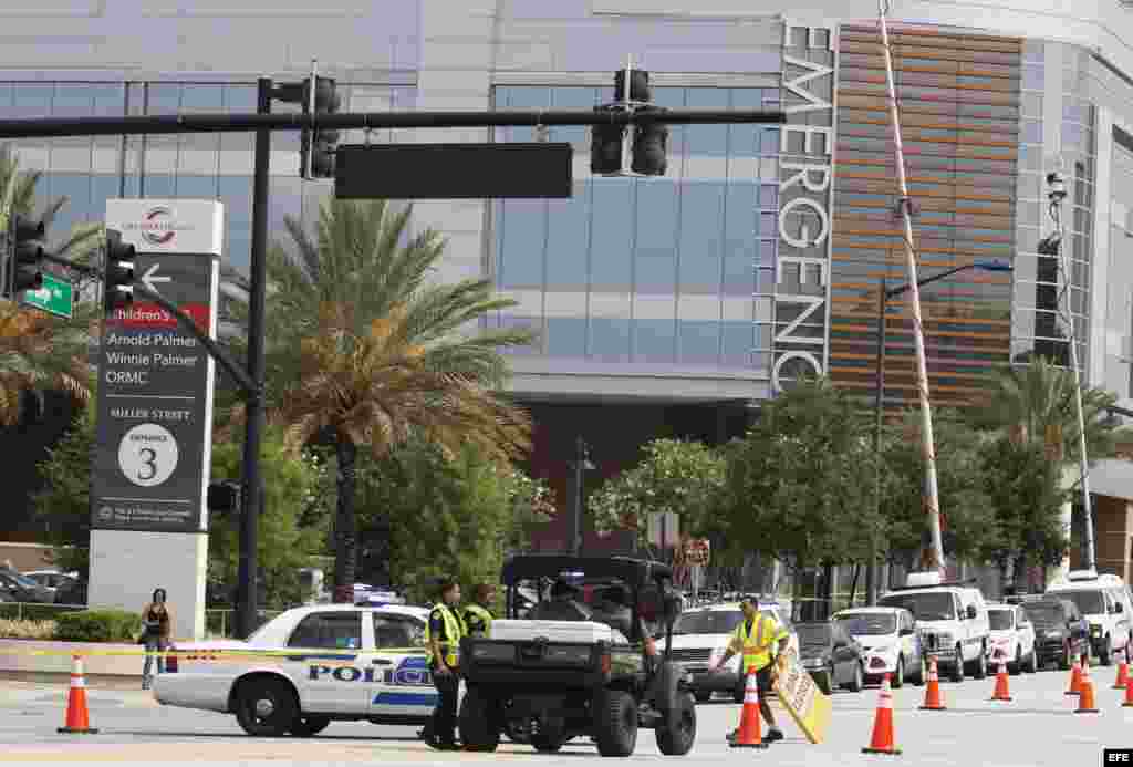 Oficiales de policía custodian la entrada al Centro Médico de Orlando, donde son atendidas las víctimas del tiroteo en la discoteca Pulse.