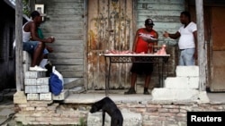 Foto Archivo, un hombre vende carne de cerdo en un portal de La Habana. REUTERS/Desmond Boylan