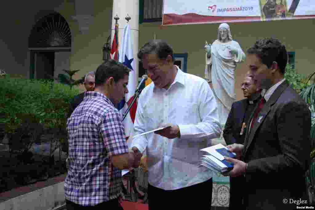 El presidente panameño entre los pasaportes visados a los jóvenes cubanos que asistirán a la Jornada Mundial de la Juventud (JMJ) Panamá 2019.