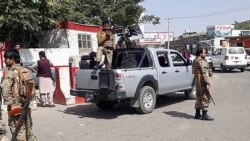 Las fuerzas de seguridad afganas montan guardia en la puerta de entrada del Aeropuerto Internacional Hamid Karzai en Kabul, Afganistán, el 15 de agosto de 2021. (REUTERS / Stringer).