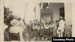 24/febrero/1952. La maestra Carmen Córdoba y un grupo de alumnas de la Escuela Pública No. 126 Ramón Rosaínz en el Hogar del Veterano, en San Miguel y Agustina, en 10 de Octubre. Además de conversar con viejos mambises, le obsequiamos una caja de tabacos. Yo soy la del chalequito, en la fila delantera, la tercera de izquierda a derecha.