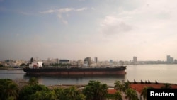 FOTO ARCHIVO. Un tanquero entra a la Bahía de La Habana en 2023. A pesar de la crisis Venezuela ha mantenido sus compromisos petroleros con Cuba. REUTERS/Alexandre Meneghini