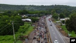 Migrantes de América Central y Venezuela en la carretera de Huehuetan, en Chiapas, México, el 7 de junio de 2022. (AP Photo/Marco Ugarte).