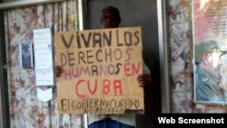 En una imagen tomada en enero de 2015, Silverio Portal portesta frente a Poder Popular de Centro Habana. (Foto: Mario Echavarría Driggs)