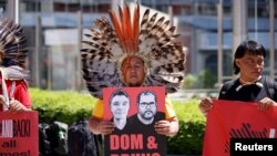 Manifestantes recuerdan a Dom Phillips y Bruno Pereira, asesinados en Brasil. (Reuters/Johanna Geron).