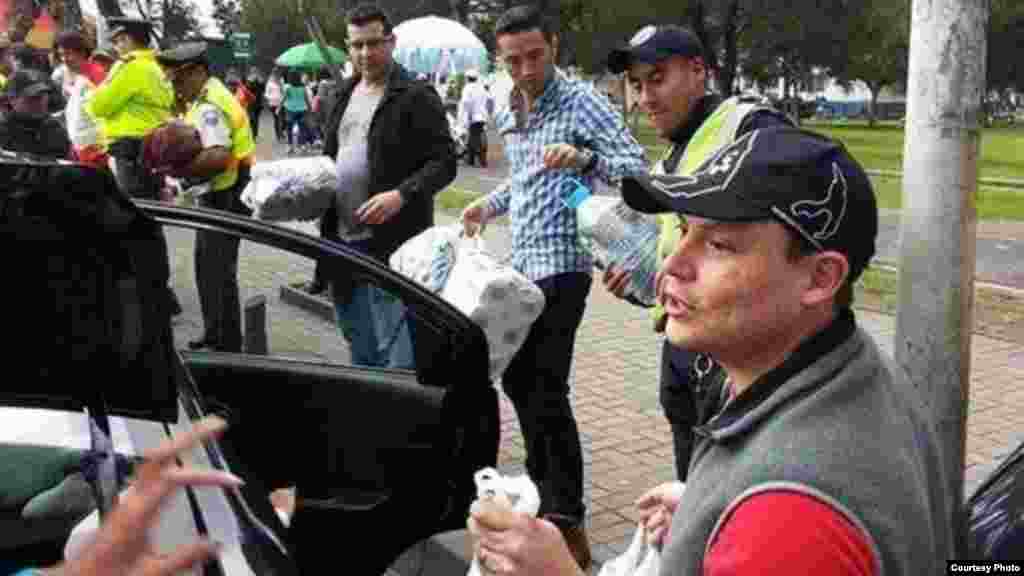 Los cubanos ayudan en la entrega de alimentos y agua potable en las zonas afectadas.