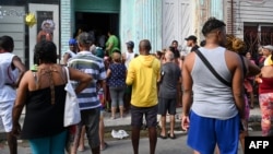 Cubanos hacen una cola para comprar alimentos. "El poder adquisitivo de los ingresos fijos en pesos cubanos ha sido pulverizado", indica un informe del Observatorio de Monedas y Finanzas de Cuba.