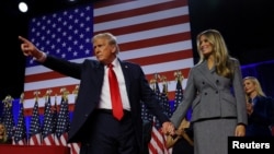 Donald Trump y su esposa Melania, en el Centro de Convenciones del Condado de Palm Beach en West Palm Beach, Florida, EEUU, el 6 de noviembre de 2024, tras conocerse el resultado que lo dio como ganador en las presidenciales de 2024. REUTERS/Brian Snyder