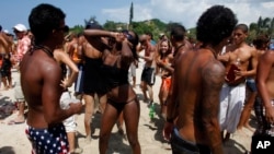 Foto Archivo. Jóvenes en una playa de Cuba. 