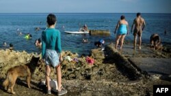 Escena captada el viernes en el Malecón de La Habana (Yamil Lage/AFP).