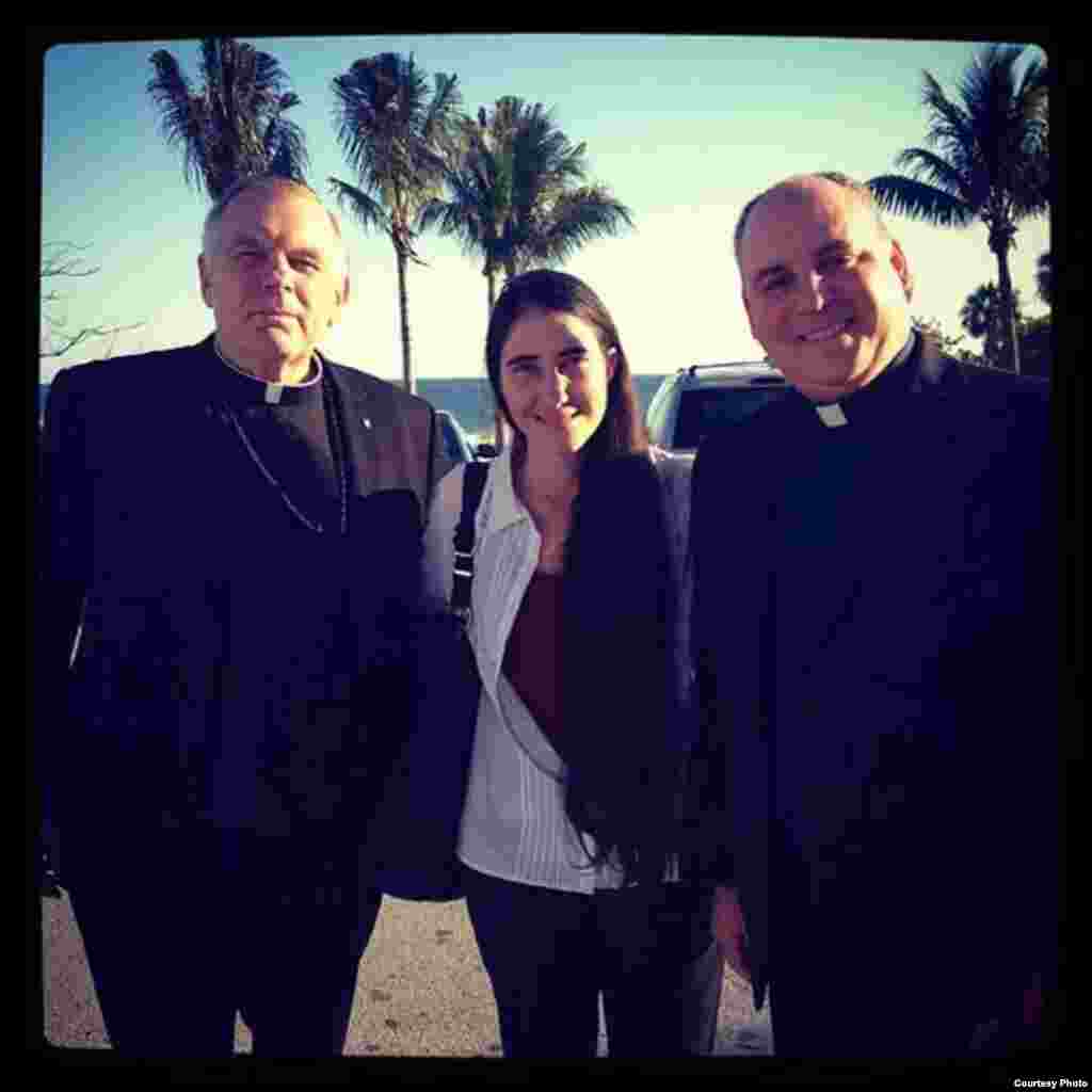 Yoani con arzobispo de Miami y el párroco de la Ermita. Tomado del twitter de Yoani Sánchez.