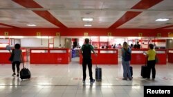 Pasajeros esperan hacer el control de Inmigración en el Aeropuerto Internacional José Martí de La Habana. REUTERS/Stringer