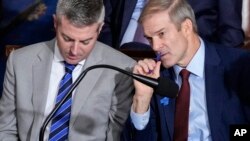 El representante Jim Jordan, republicano por Ohio, presidente del Comité Judicial de la Cámara de Representantes (derecha), escucha al final de la segunda votación en el Capitolio de Washington, el miércoles 18 de octubre, 2023. (Foto AP/J. Scott Applewhite)