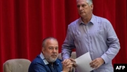 Miguel Díaz Canel (der) y el primer ministro Manuel Marrero durante una conferencia en La Habana en diciembre pasado. (Yamil Lage/AFP/Archivo)