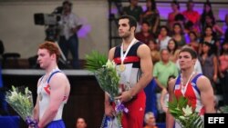 Danell Leyva (c), el ruso Sergey Khorokhordin (d) y el inglés Daniel Purvis (i) en el Abierto Mexicano de Gimnasia del 2011