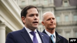 Foto Archivo. Los senadores Marco Rubio y Rick Scott hablan a la prensa. MANDEL NGAN / AFP