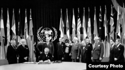 Los delegados de Estados Unidos, incluido el presidente Harry Truman, en el extremo izquierdo, se encuentran alrededor del senador Tom Connally mientras firma la carta de la ONU en San Francisco el 26 de junio de 1945. (© AP Images)