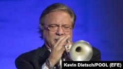 Arturo Sandoval en la cena de los ganadores de la Medalla Presidencial de la Libertad en 2013.