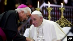 Monseñor Dionisio García Ibánez con el papa Francisco en el Santuario de la Caridad del Cobre en septiembre de 2015. (Ismael Francisco/Cubadebate via AP).