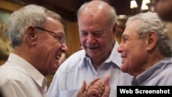 Eusebio Leal (i) habla con Joe Capitano (d) y E.J. Salcines (c) en el restaurante Columbia﻿ de Ybor City. (Web Screenshot, Tampa BayTimes)