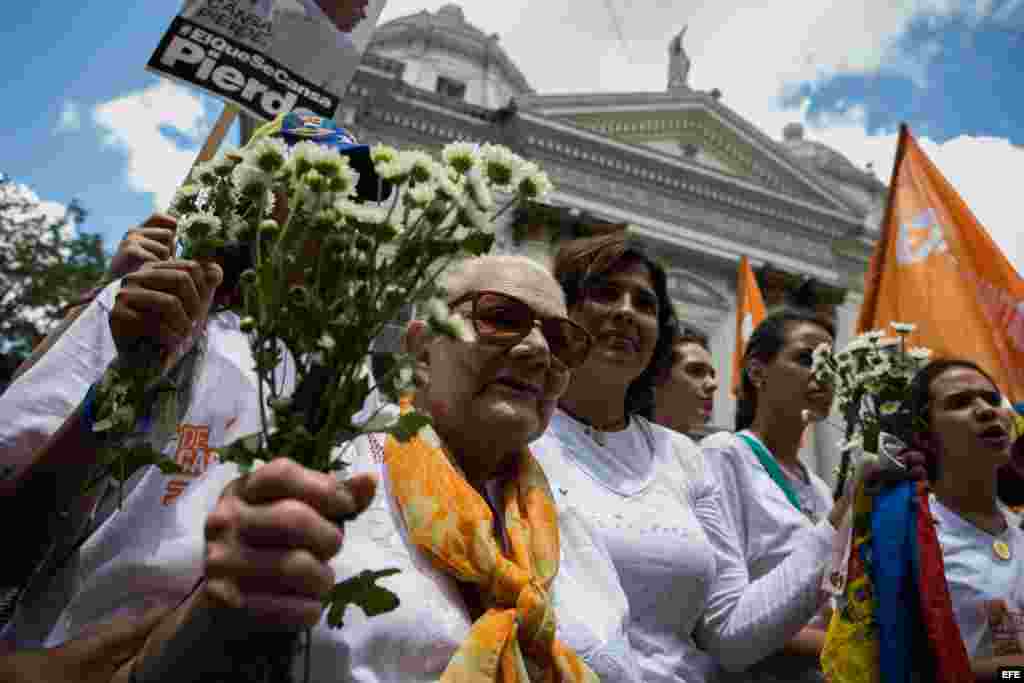 Seguidores del opositor venezolano Leopoldo López se concentran en el Palacio de Justicia.