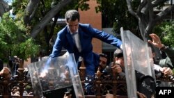 El presidente encargado de Venezuela, Juan Guaidó, trata de penetrar en el edificio de la Asamblea Nacional, en Caracas, el 5 de enero del 2020.