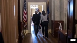 Líder de la Mayoria en el Senado el senador Mitch McConnell, con miembros de su equipo entran en su oficina este sábado para continuar trabajando en las propuestas a fin de evitar cierre del Gobierno.