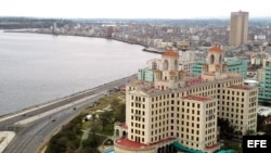 Vista aérea del Hotel Nacional de Cuba, fundado hace 75 años y uno de los 25 palacio-hoteles del mundo, ubicado en el malecón habanero.imonio las historias de famosos y celebridades que han pasado por él: tiene una piscina donde nadaron Johnny Weissmuller