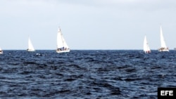 Veleros navegando por el litoral de La Habana durante la celebración de la regata por los 20 años del Club Náutico Internacional Hemingway. Archivo.