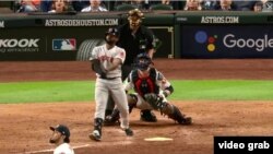 Jackie Bradley Jr.contempla como la pelota va a dar a las gradas del jardín derecho para sumar cuatro carreras a la registradora de los Medias Rojas, que derrotaron 8-2 a los Astros en la serie de campeonato de la Liga Americana.