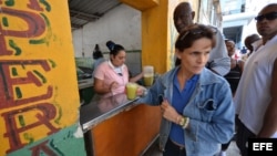 Una mujer vende bebidas como cuentapropista en un barrio de La Habana. EFE