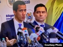 El embajador de Venezuela en EEUU, Carlos Vecchio, junto al presidente encargado de ese país, Juan Guaidó.