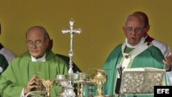 El papa Francisco (d) junto al cardenal cubano Jaime Ortega, oficia misa en la Plaza de la Revolución de La Habana (Cuba), ante miles de cubanos que le esperaban desde primeras horas de la mañana. 