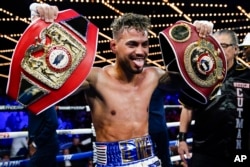 Robeisy Ramírez de Cuba posa para fotografías después de una pelea de boxeo de peso pluma contra Abraham Nova el sábado 18 de junio de 2022 en Nueva York. Ramírez ganó en el quinto asalto. (Foto AP/Frank Franklin II)