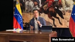 El líder opositor venezolano Juan Guaidó durant euna conferencia de prensa en Caracas. (Foto: VOA)